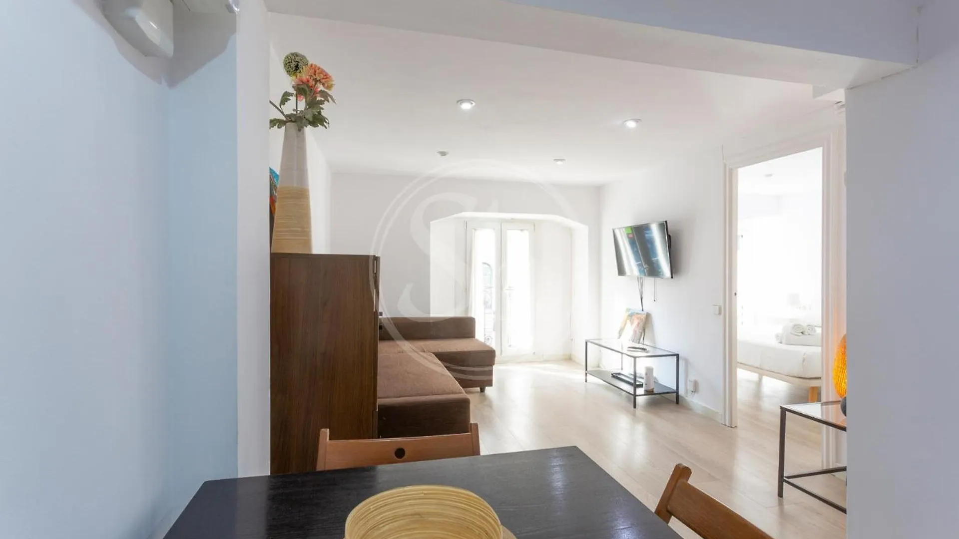 Practico Apartamento Con Terraza En Eixample برشلونة 0*,