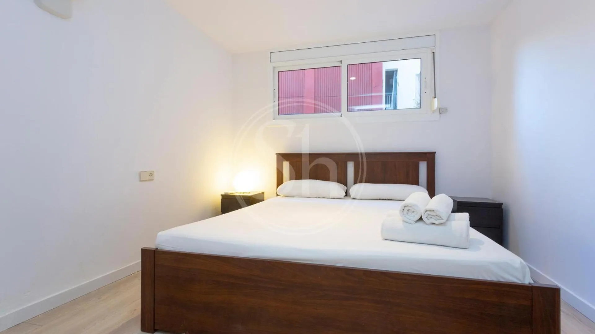 Practico Apartamento Con Terraza En Eixample برشلونة شقة