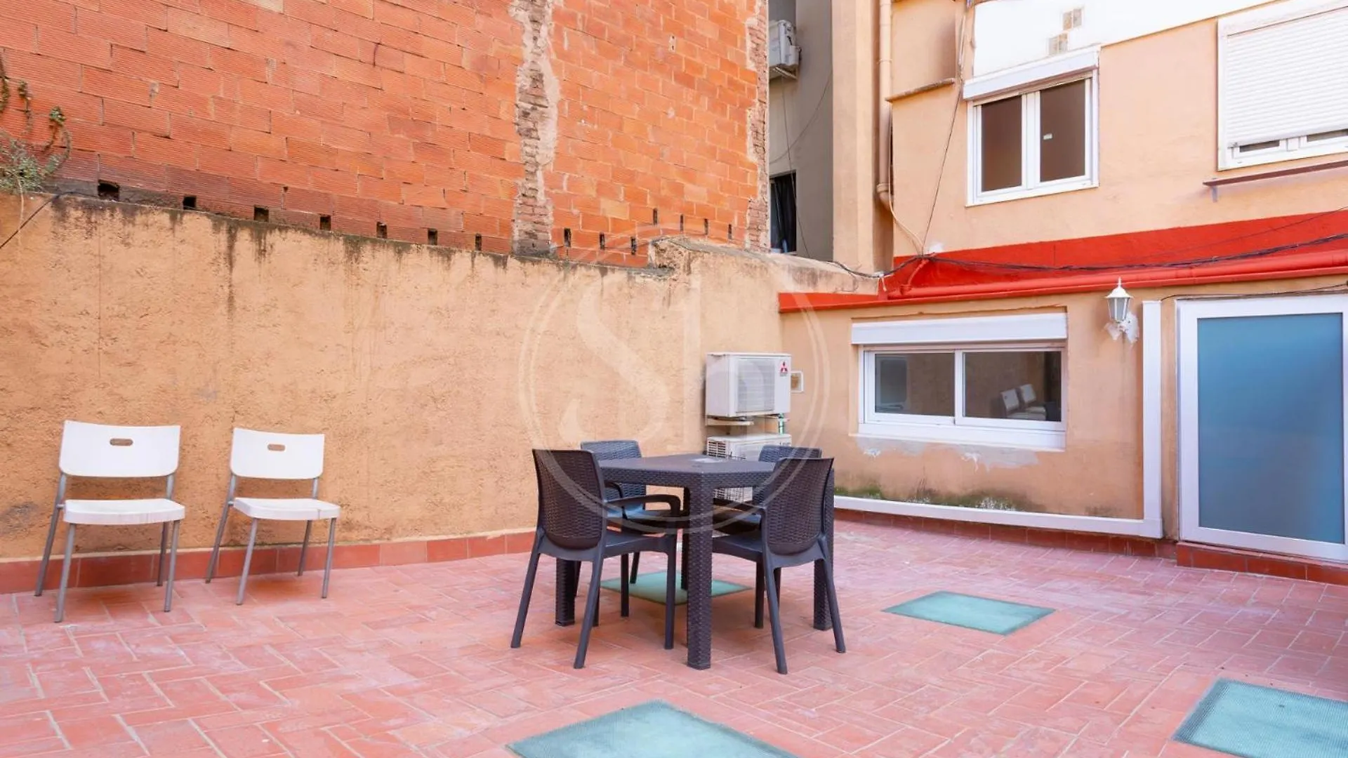Practico Apartamento Con Terraza En Eixample برشلونة شقة