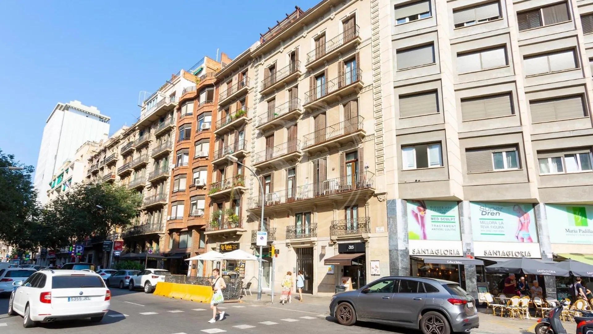 Practico Apartamento Con Terraza En Eixample Barcelona